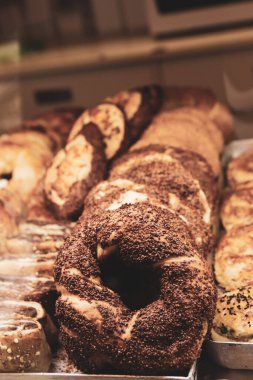 Bir grup çeşit kurabiye. Çikolata parçacıklı, yulaflı, kuru üzümlü, beyaz çikolatalı.