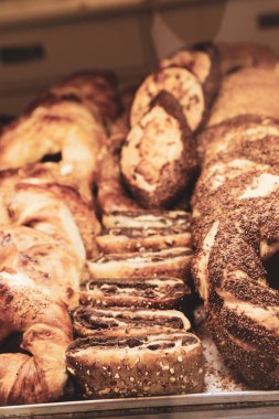 Bir grup çeşit kurabiye. Çikolata parçacıklı, yulaflı, kuru üzümlü, beyaz çikolatalı.