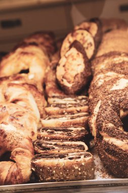 Bir grup çeşit kurabiye. Çikolata parçacıklı, yulaflı, kuru üzümlü, beyaz çikolatalı.