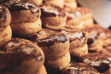 Bir grup çeşit kurabiye. Çikolata parçacıklı, yulaflı, kuru üzümlü, beyaz çikolatalı.