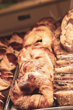 Bir grup çeşit kurabiye. Çikolata parçacıklı, yulaflı, kuru üzümlü, beyaz çikolatalı.