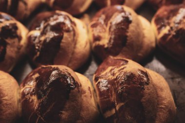 Bir grup çeşit kurabiye. Çikolata parçacıklı, yulaflı, kuru üzümlü, beyaz çikolatalı.