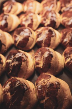 Bir grup çeşit kurabiye. Çikolata parçacıklı, yulaflı, kuru üzümlü, beyaz çikolatalı.