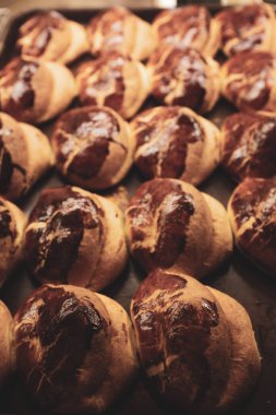 Bir grup çeşit kurabiye. Çikolata parçacıklı, yulaflı, kuru üzümlü, beyaz çikolatalı.