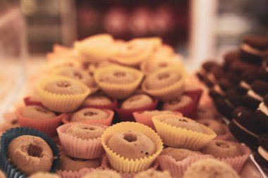 Bir grup çeşit kurabiye. Çikolata parçacıklı, yulaflı, kuru üzümlü, beyaz çikolatalı.