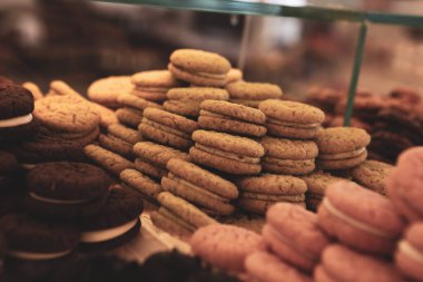 Bir grup çeşit kurabiye. Çikolata parçacıklı, yulaflı, kuru üzümlü, beyaz çikolatalı.