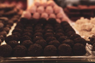 Bir grup çeşit kurabiye. Çikolata parçacıklı, yulaflı, kuru üzümlü, beyaz çikolatalı.