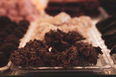 Bir grup çeşit kurabiye. Çikolata parçacıklı, yulaflı, kuru üzümlü, beyaz çikolatalı.