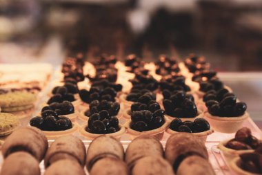 Bir grup çeşit kurabiye. Çikolata parçacıklı, yulaflı, kuru üzümlü, beyaz çikolatalı.