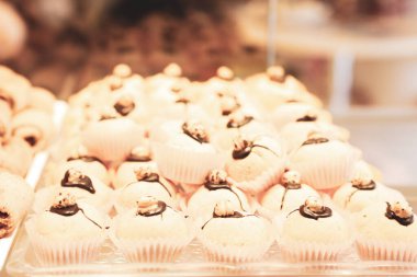 Bir grup çeşit kurabiye. Çikolata parçacıklı, yulaflı, kuru üzümlü, beyaz çikolatalı.