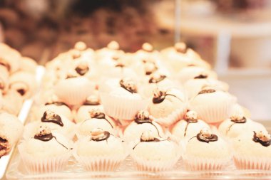 Bir grup çeşit kurabiye. Çikolata parçacıklı, yulaflı, kuru üzümlü, beyaz çikolatalı.