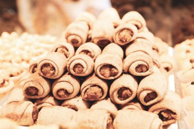 Bir grup çeşit kurabiye. Çikolata parçacıklı, yulaflı, kuru üzümlü, beyaz çikolatalı.