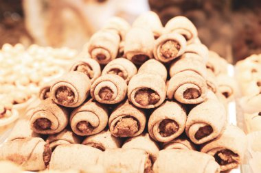 Bir grup çeşit kurabiye. Çikolata parçacıklı, yulaflı, kuru üzümlü, beyaz çikolatalı.