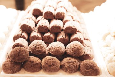 Bir grup çeşit kurabiye. Çikolata parçacıklı, yulaflı, kuru üzümlü, beyaz çikolatalı.