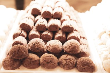 Bir grup çeşit kurabiye. Çikolata parçacıklı, yulaflı, kuru üzümlü, beyaz çikolatalı.