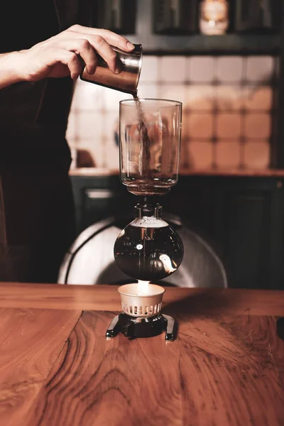 Barista Vaří Kávu Kavárně — Stock fotografie