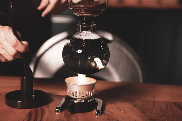 Barista Brüht Kaffee Der Kaffeestube — Stockfoto
