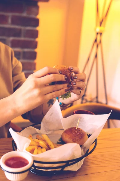 Hamburguesa Casera Con Verduras Frescas — Foto de Stock