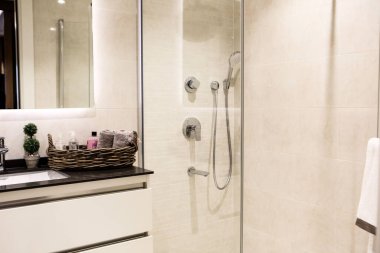 Lüks bir otel odası.