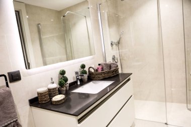 Lüks bir otel odası.