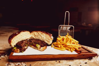 Taze sebzeli ev yapımı hamburger.