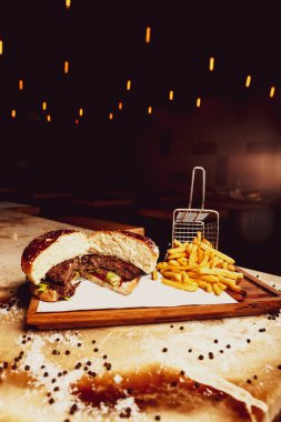 Taze sebzeli ev yapımı hamburger.