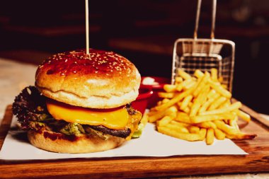 Taze sebzeli ev yapımı hamburger.