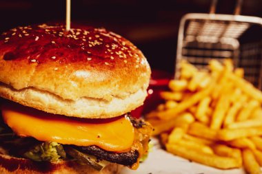 Taze sebzeli ev yapımı hamburger.