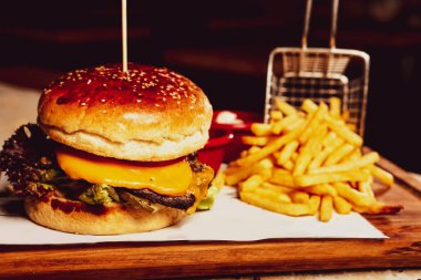Taze sebzeli ev yapımı hamburger.