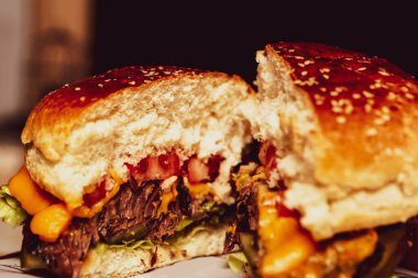 Taze sebzeli ev yapımı hamburger.