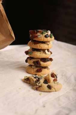 Koyu çikolata parçaları ile tanımlama