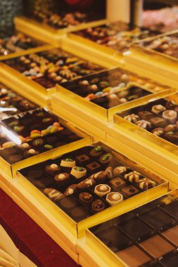 bir sürü değişik çikolatalı pralin