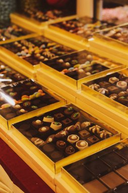 bir sürü değişik çikolatalı pralin