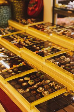 bir sürü değişik çikolatalı pralin