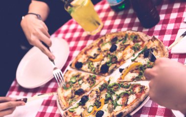 Lezzetli karışık İtalyan pizzası.