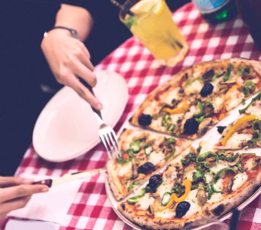 Lezzetli karışık İtalyan pizzası.