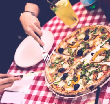 Lezzetli karışık İtalyan pizzası.