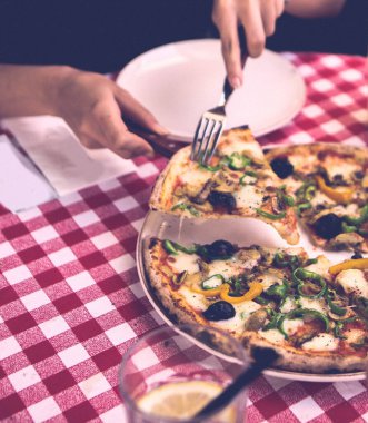 Lezzetli karışık İtalyan pizzası.