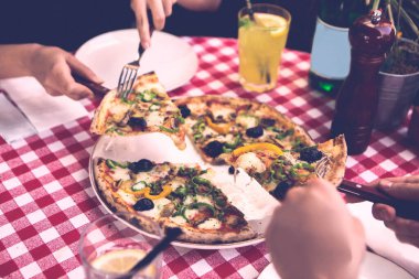 Lezzetli karışık İtalyan pizzası.