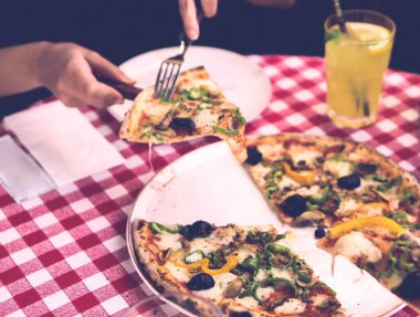 Lezzetli karışık İtalyan pizzası.