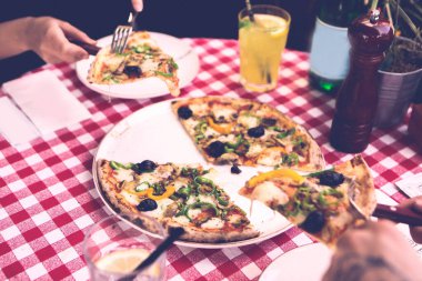 Lezzetli karışık İtalyan pizzası.