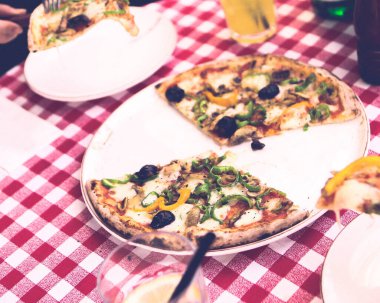 Lezzetli karışık İtalyan pizzası.