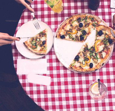 Lezzetli karışık İtalyan pizzası.