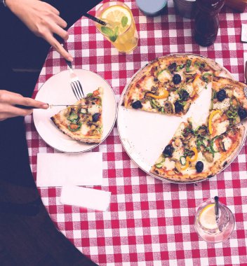 Lezzetli karışık İtalyan pizzası.
