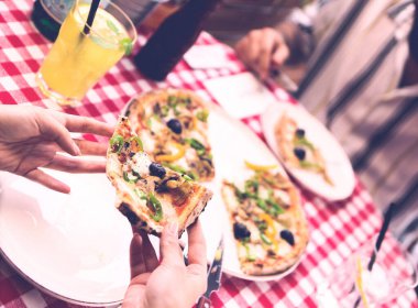 Lezzetli karışık İtalyan pizzası.