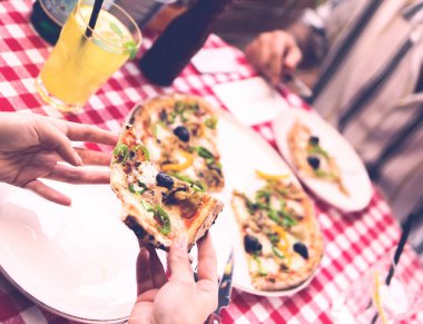 Lezzetli karışık İtalyan pizzası.