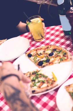 Lezzetli karışık İtalyan pizzası.