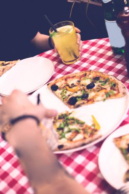 Lezzetli karışık İtalyan pizzası.