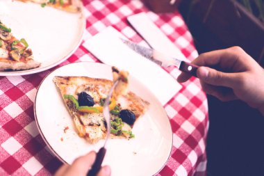 Lezzetli karışık İtalyan pizzası.