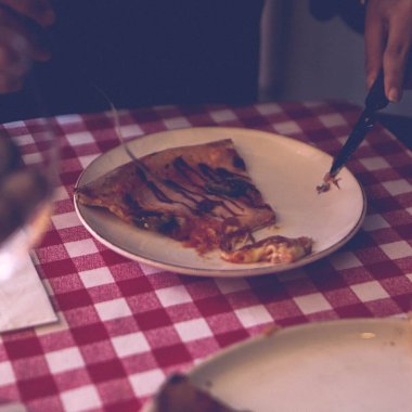 Lezzetli karışık İtalyan pizzası.
